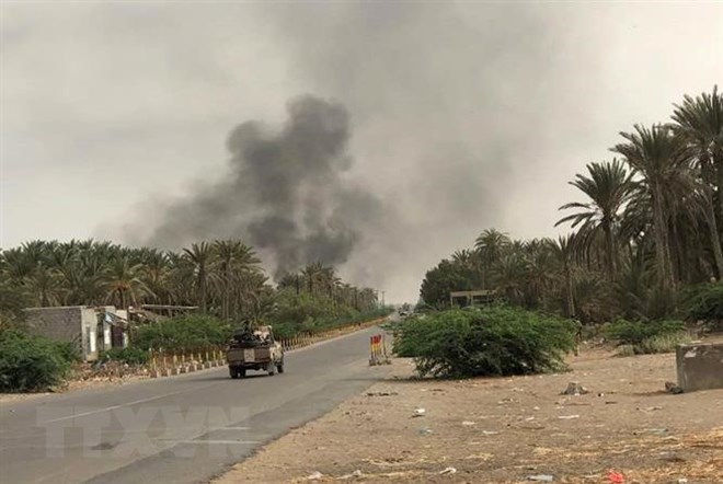 Các lực lượng Chính phủ Yemen do liên quân Arab hậu thuẫn tham gia chiến dịch truy quét phiến quân Houthi ở thành phố cảng Hodeida. (Ảnh: AFP/TTXVN)