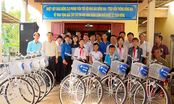 Câu lạc bộ phóng viên trẻ hội nhà báo Đồng Nai và VNPT địa bàn Đồng Nai tặng 20 xe đ cho học sinh nghèo trên địa bàn xã Xuân Đông, huyện Cẩm Mỹ