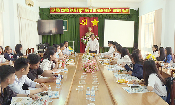 Nhà báo Nguyễn Tôn Hoàn, Tổng biên tập Báo Đồng Nai giới thiệu về hoạt động của Báo Đồng Nai. Ảnh:  Văn Chính
