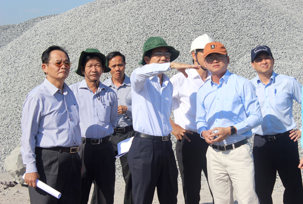 Phó chủ tịch UBND tỉnh Võ Văn Chánh (giữa) đi kiểm tra các mỏ khai thác đá tại xã Thiện Tân (huyện Vĩnh Cửu). Ảnh: K.MINH