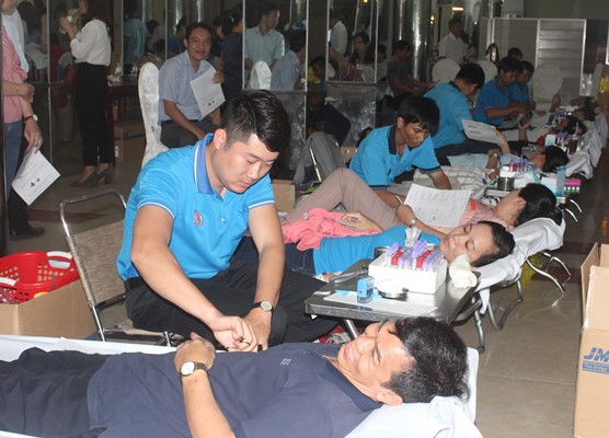 Cán bộ, công chức, viên chức các sở, ban, ngành, đoàn thể tỉnh tham gia hiến máu tình nguyện 