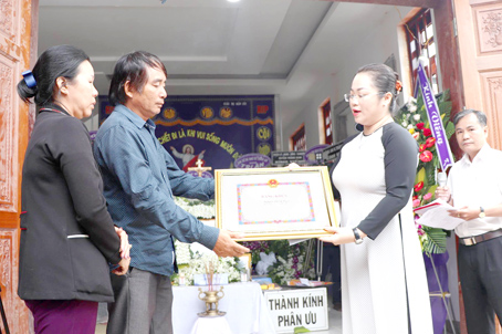 Trưởng ban Thi đua - khen thưởng tỉnh Vy Vũ Hồng Thảo trao bằng khen đột xuất của UBND tỉnh cho gia đình anh Nguyễn Thanh Tùng.