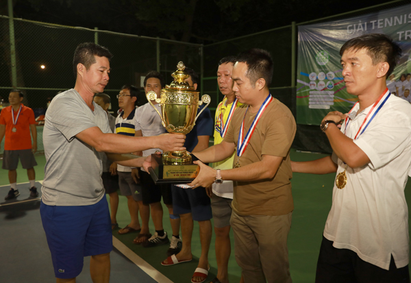 Ban tổ chức trao cúp vô địch cho đội 357 Nhà Thi Đấu Trung tâm Huấn luyện và thi đấu TDTT tỉnh