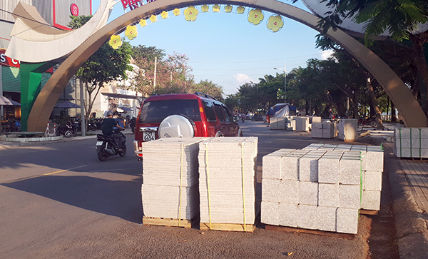 Trên đường Nguyễn Văn Trị, TP.Biên Hòa hiện đang được thi công nâng cấp vỉa hè nhưng lại có khá ít cảnh báo công trình đang thi công cho người đi đường khi vật liệu xây dựng để chắn hết một phần  đường. (Ảnh chụp vào ngày 20-11-2018)