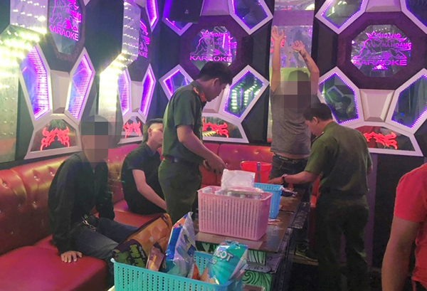 Lực lượng Công an TP.Biên Hòa kiểm tra phòng hát của quán karaoke Hoàng Hà Hoàng (phường Tân Biên) và xác định nhiều thanh niên dương tính với ma túy.