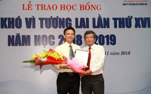 Tổng biên tập Báo Đồng Nai Nguyễn Tôn Hoàn tặng hoa và quà tri ân đại diện nhà tài trợ Công ty cổ phần ô tô Trường Hải