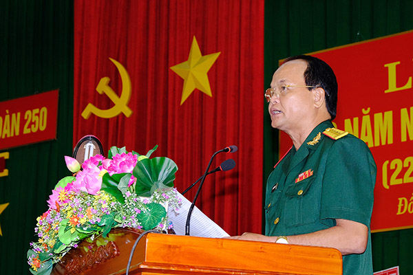 Đại tá Nguyễn Khắc Lăng, Sư đoàn trưởng Sư đoàn 309 biểu dương những thành tích trong 50 năm xây dựng, chiến đấu và trưởng thành của Trung đoàn 250