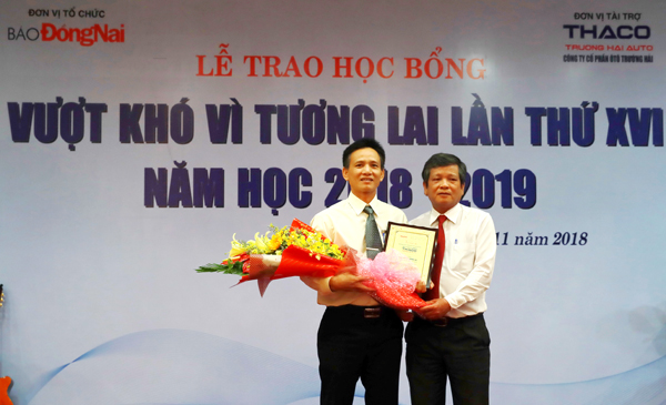 Tổng biên tập Báo Đồng Nai Nguyễn Tôn Hoàn tặng hoa tri ân đại diện nhà tài trợ Công ty cổ phần ô tô Trường Hải