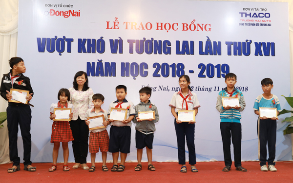 Phó trưởng ban Tuyên giáo Tỉnh ủy Lê Thị Cát Hoa trao học bổng cho các em học sinh