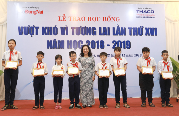 Phó chủ tịch Hội Khuyến học tỉnh Lê Trần Thiên Lý trao học bổng cho các em học sinh