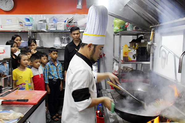 Các trẻ của Trung tâm bảo trợ huấn nghệ cô nhi Biên Hòa tham quan, tìm hiểu nghề đầu bếp tại nhà hàng Lee BBQ (phường Thống Nhất, TP.Biên Hòa)