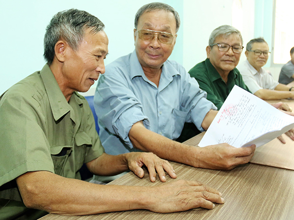Ông Nguyễn Xuân Cương (thứ 2 từ trái qua), Trưởng ban Chính sách, Hội Hỗ trợ gia đình liệt sĩ tỉnh Đồng Nai trao đổi với gia đình chính sách từ Hà Nội đến Đồng Nai tìm thông tin liệt sĩ.