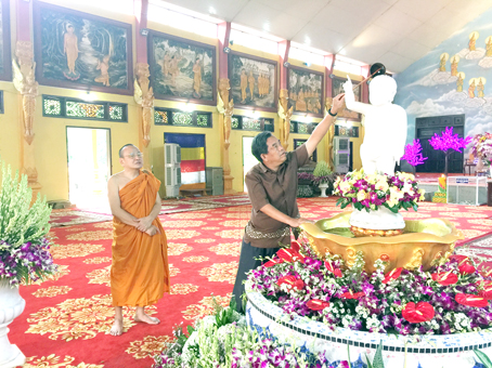Chủ tịch Ủy ban MTTQ Việt Nam tỉnh Huỳnh Văn Tới thực hiện nghi thức tắm phật tại thiền viện Phước Sơn (xã Phước Tân, TP.Biên Hòa).