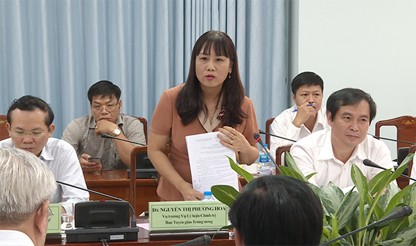 Đồng chí Nguyễn Thị Phương Hoa, Vụ trưởng Vụ lý luận chính trị (Ban tuyên giáo Trung ương) phát biểu tại hội nghị. 
