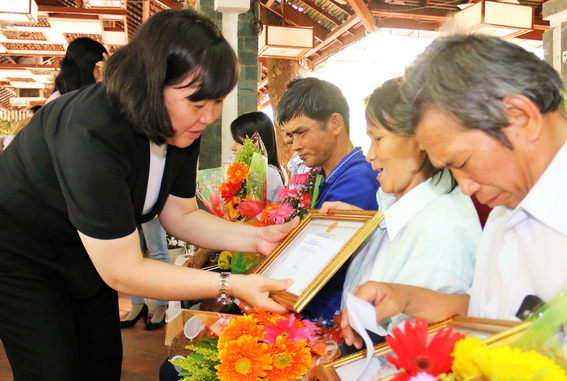 Phó giám đốc Sở Lao động - thương binh và xã hội Nguyễn Thị Kiều Oanh đến tặng hoa và giấy khen của Sở tại chỗ ngồi cho người khuyết tật