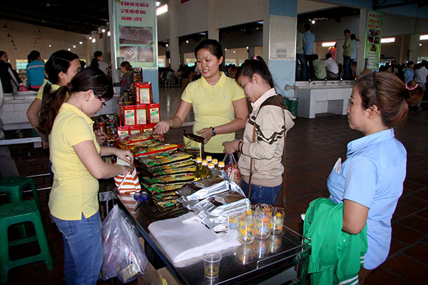Người lao động ở Công ty TNHH Dona Pacific Việt Nam được mua hàng với giá ưu đãi tại siêu thị của công ty.