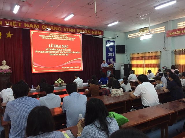 Ông Nguyễn Văn Thuộc, Giám đốc Sở Nội vụ công bố quyết định thành lập hội đồng thi