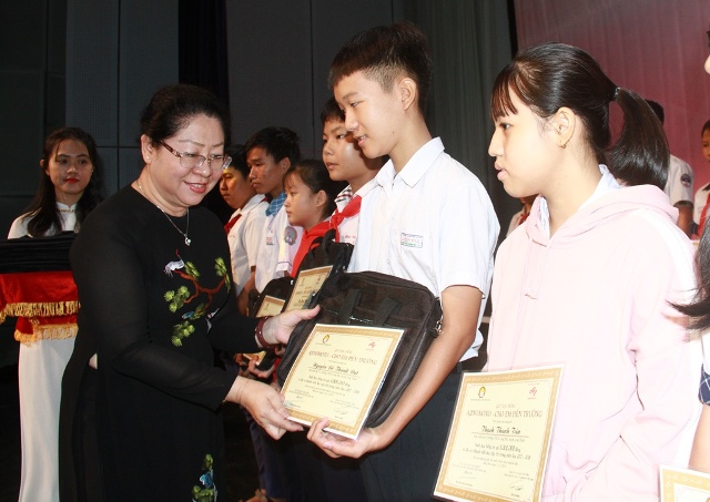 Giám đốc Sở GD-ĐT Huỳnh Lệ Giang trao học bổng cho các em học sinh
