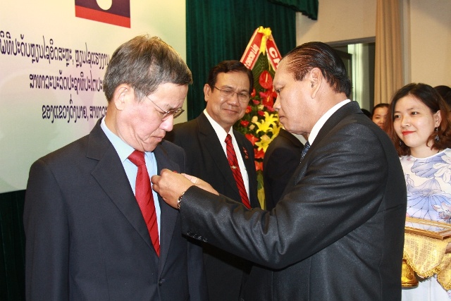 Đồng chí Bounthong Divixay gắn huân chương tự do hạng nhì cho đồng chí  Đinh Quốc Thái 