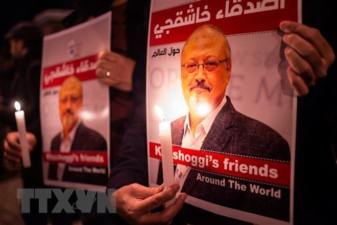 Thắp nến tưởng niệm nhà báo Jamal Khashoggi bên ngoài lãnh sự quán Saudi Arabia ở Istanbul, Thổ Nhĩ Kỳ ngày 25-10. (Nguồn: AFP/TTXVN)