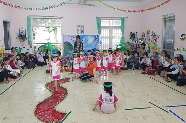 Giáo viên tham quan một giờ vui chơi tại Trường mầm non Hướng Dương (xã Xuân Thạnh, huyện Thống Nhất).