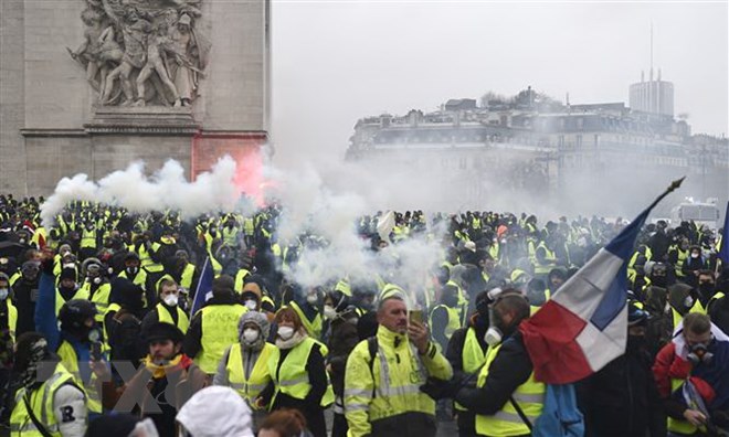 Cuộc biểu tình của những người áo vàng phản đối quyết định tăng thuế nhiên liệu tại thủ đô Paris ngày 1-12-2018. (Nguồn: AFP/TTXVN)