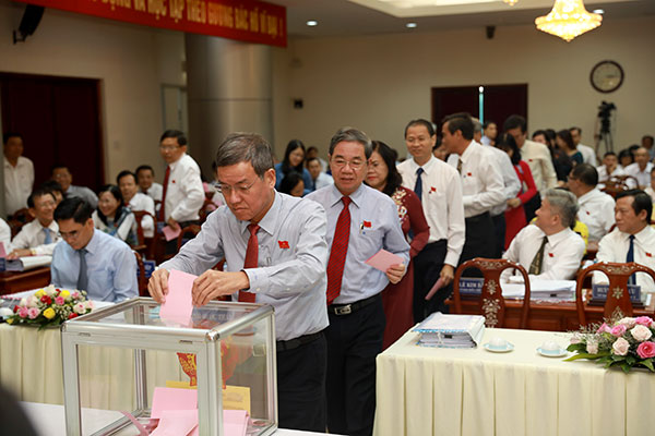 Đồng chí Đinh Quốc Thái, Phó bí thư Tỉnh ủy, Chủ tịch UBND tỉnh Đinh Quốc Thái bỏ phiếu bầu bổ sung thành viên UBND tỉnh