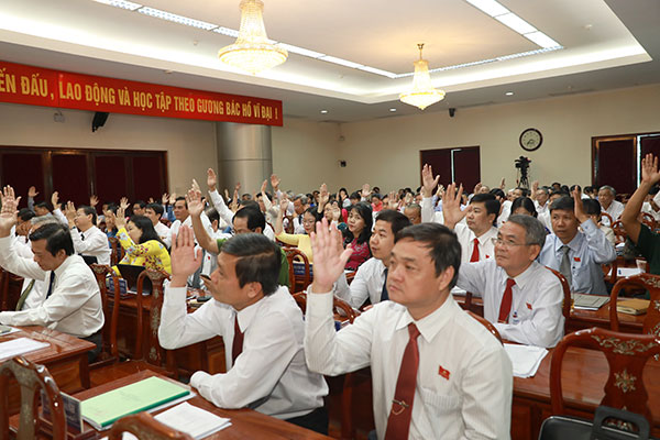 Các đại biểu HĐND tỉnh biểu quyết thông qua miễn nhiệm chức danh thành viên UBND tỉnh