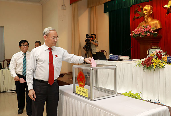 Đồng chí Nguyễn Phú Cường, Bí thư Tỉnh ủy, Chủ tịch HĐND tỉnh bỏ phiếu bầu bổ sung thành viên UBND tỉnh