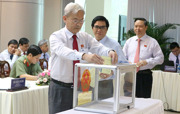 Đồng chí Nguyễn Phú Cường, Bí thư Tỉnh ủy, Chủ tịch HĐND tỉnh bỏ phiếu tín nhiệm đối với các chức danh do HĐND bầu