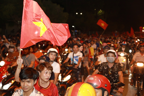 Đường Nguyễn Ái Quốc kẹt cứng bởi hàng ngàn người và phương tiện.