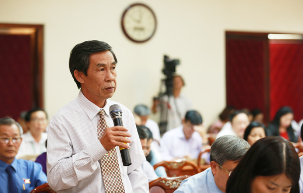 Ông Trần Văn Quang, Trưởng ban Pháp chế làm trưởng, đại biểu tổ huyện Cẩm Mỹ phát biểu tại phiên chất vấn