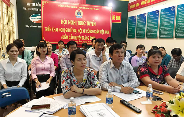 Các đại biểu tại điểm cầu huyện Trảng Bom tham gia hội nghị trực tuyến học tập và quán triệt Nghị quyết Đại hội XII Công đoàn Việt Nam (ảnh:CTV)