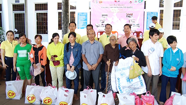 Công ty CP Việt Nam tặng quà cho nạn nhân da cam và người mù huyện Thống Nhất