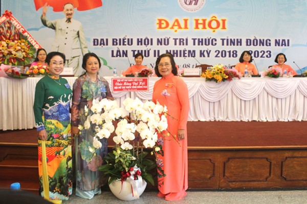 Bà Nguyễn Thị Yên Hưng (thứ 2 từ trái sang), Tổng thư ký Hội Nữ trí thức Việt Nam tặng hoa chúc mừng đại hội 