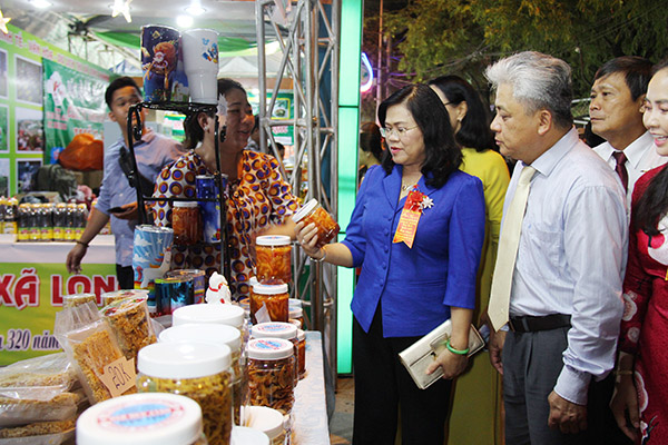 Phó chủ tịch UBND tỉnh Nguyễn Hòa Hiệp ghé thăm một gian hàng đặc sản của tỉnh Đồng Nai tại liên hoan ẩm thực Đồng Nai lần thứ VIII. (Ảnh: Hải Quân)
