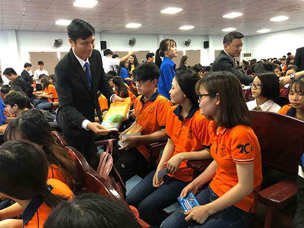 Tiến sĩ Nguyễn Vũ Quỳnh, Phó hiệu trưởng Trường đại học Lạc Hồng tặng vé xe buýt về quê cho sinh viên