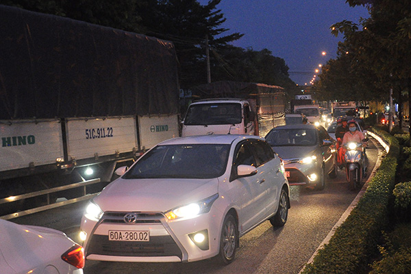 Người chạy xe máy lưu thông không đúng tuyến, chạy vào làn ô tô dễ dẫn đến va chạm giao thông. (Ảnh chụp trên đường Đồng Khởi, đoạn qua phường Tân Hiệp, TP.Biên Hòa).