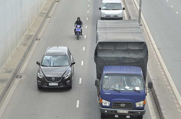 Người chạy xe máy vào hầm đường bộ Tam Hiệp (TP.Biên Hòa) vốn chỉ dành cho các loại xe ô tô. Triển khai Giải Vô lăng vàng năm 2018