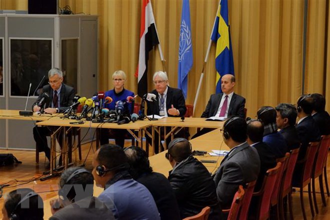 Đặc phái viên Liên hợp quốc về Yemen Martin Griffiths (thứ 2, phải) trong cuộc họp báo tại cuộc đàm phán hòa bình giữa Chính phủ Yemen và phiến quân Houthi tại Johannesberg Castle, cách Stockholm, Thụy Điển, 60km về phía bắc, ngày 6-12-2018. (Ảnh: THX/TTXVN)