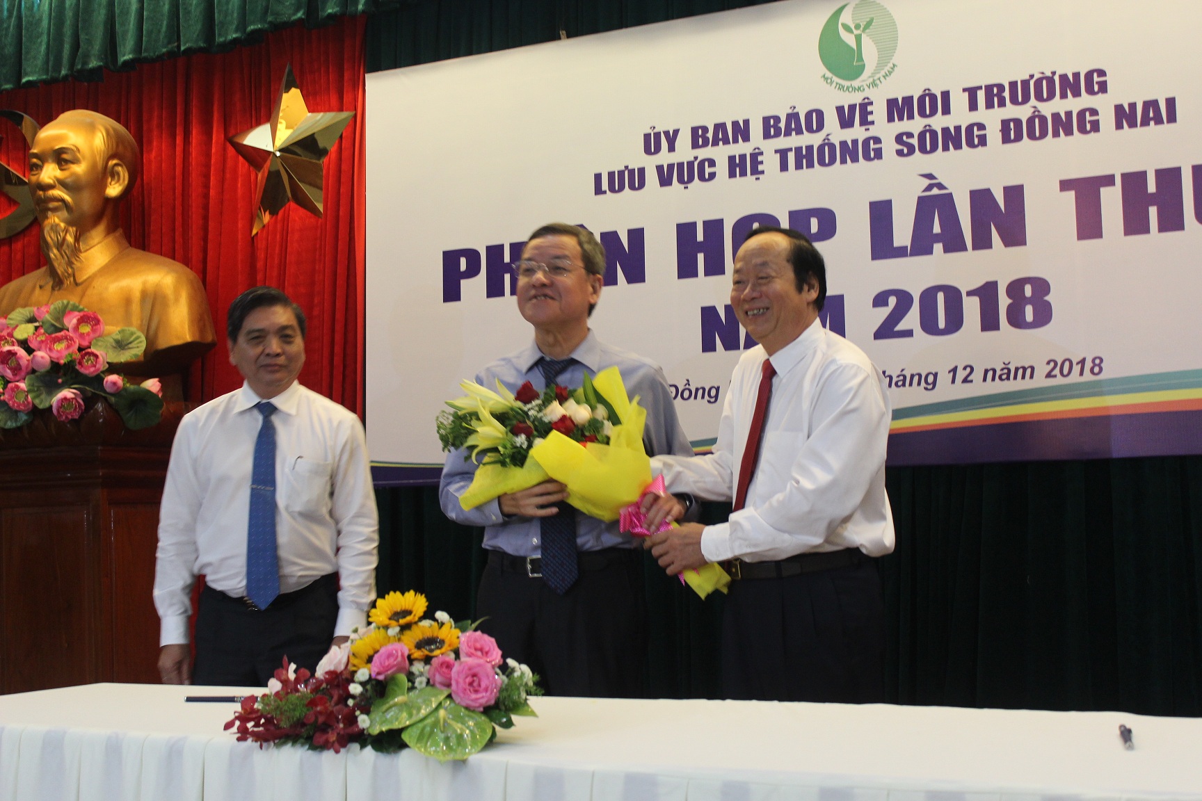 Thứ trưởng Bộ Tài nguyên- môi trường Võ Tuấn Nhân tặng hoa cho Chủ tịch UBND tỉnh Đinh QUốc Thái.