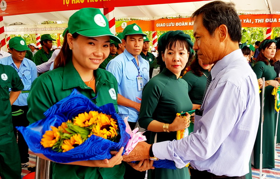  Lãnh đạo Tập đoàn công nghiệp cao su Việt Nam tăng hoa cho các đội tham dự hội thi 