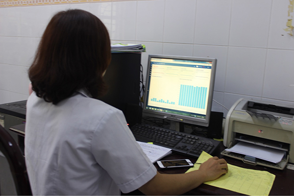 Nhân viên Cơ sở điều trị methadone Trung tâm phòng chống HIV/AIDS Đồng Nai đang kiểm tra hồ sơ bệnh nhân trên phần mềm.