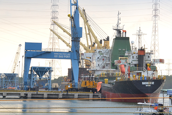 Tàu nước ngoài cập Cảng Gò Dầu để bốc dỡ hàng.