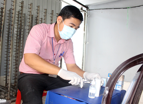 Nhân viên y tế lấy mẫu thực phẩm tại một cơ sở sản xuất thực phẩm trên địa bàn huyện Long Thành để kiểm tra mức độ an toàn với các loại hóa chất.