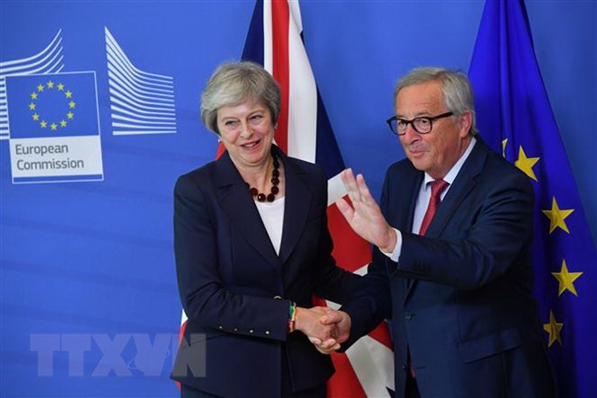 Chủ tịch Ủy ban châu Âu Jean-Claude Juncker (phải) và Thủ tướng Anh Theresa May tại hội nghị thượng đỉnh EU ở Brussels, Bỉ ngày 17-10-2018. (Nguồn: AFP/TTXVN)