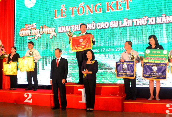 Phó chủ UBND tỉnh Nguyễn Hòa Hiệp cùng lãnh đạo Tập đoàn Công nghiệp cao su Việt Nam trao giải  cho các thí sinh.