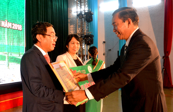 Tập đoàn công nghiệp cao su Việt Nam tặng Bằng khen cho Tổng công ty cao su Đồng Nai
