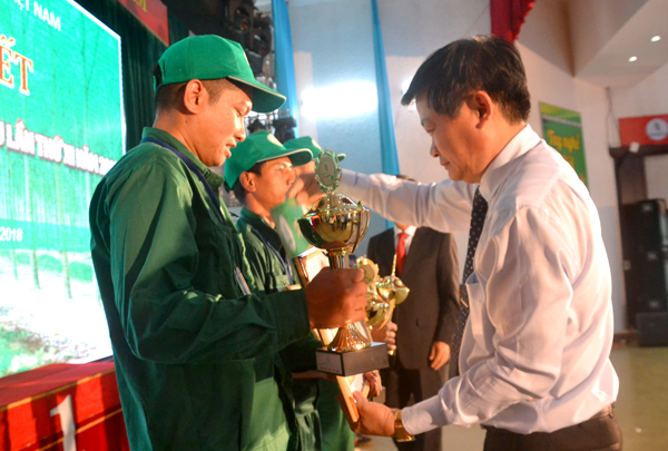 Lãnh đạo Tập đoàn công nghiệp cao su Việt Nam trao cúp cho các thí sinh đạt giải Bàn tay vàng 