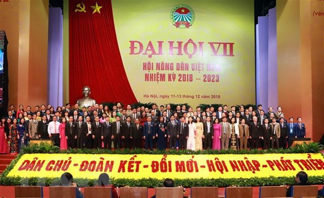 Ban Chấp hành Trung ương Hội Nông dân Việt Nam khóa VII ra mắt Đại hội. (Ảnh: Hoàng Hùng/TTXVN)